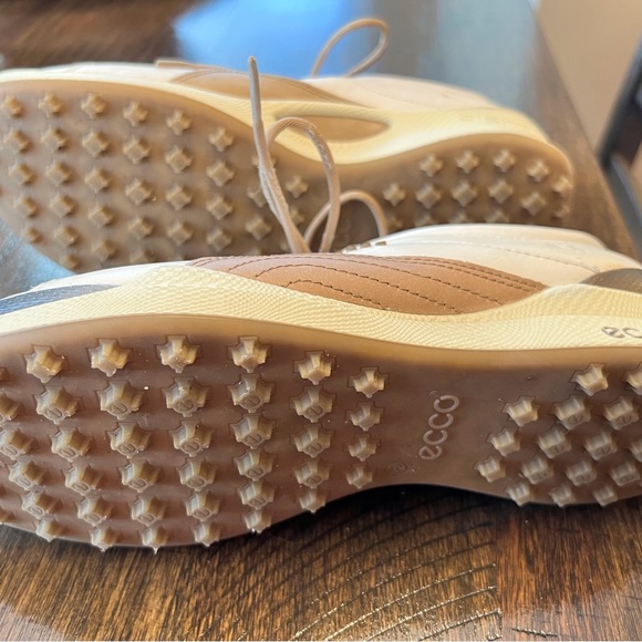 Women’s Ecco golf shoes. 7 1/2 - Picture 4 of 4